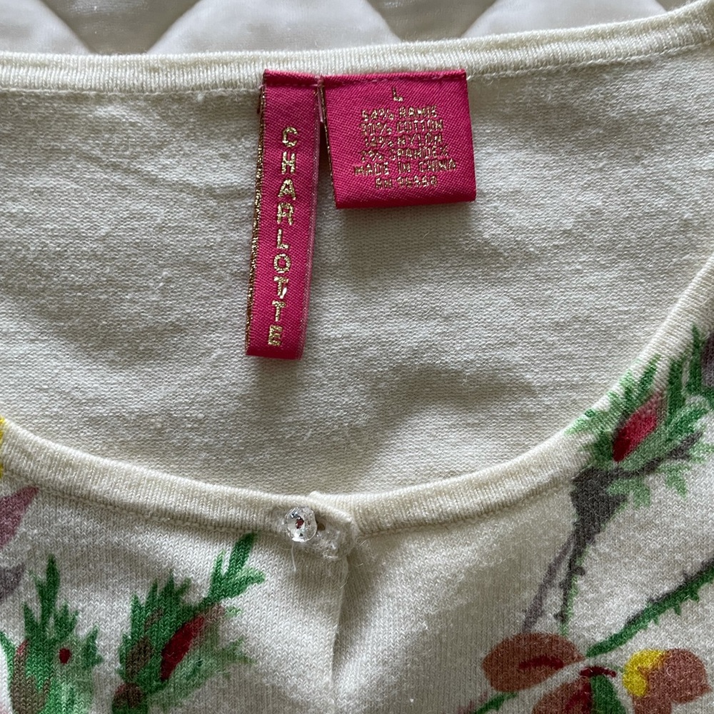 Floral and vintage looking women’s elegant sweater - Picture 3 of 3